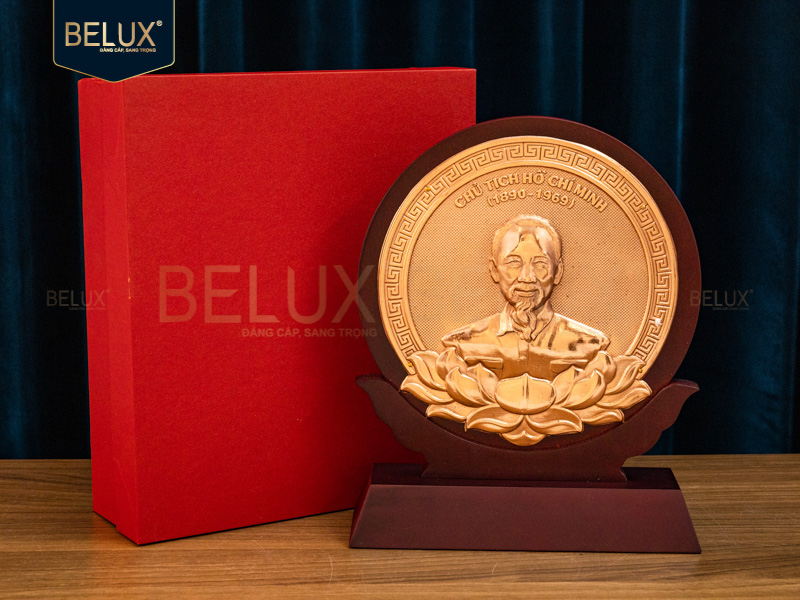 Biểu trưng Bác Hồ bằng đồng đỏ cao 25cm